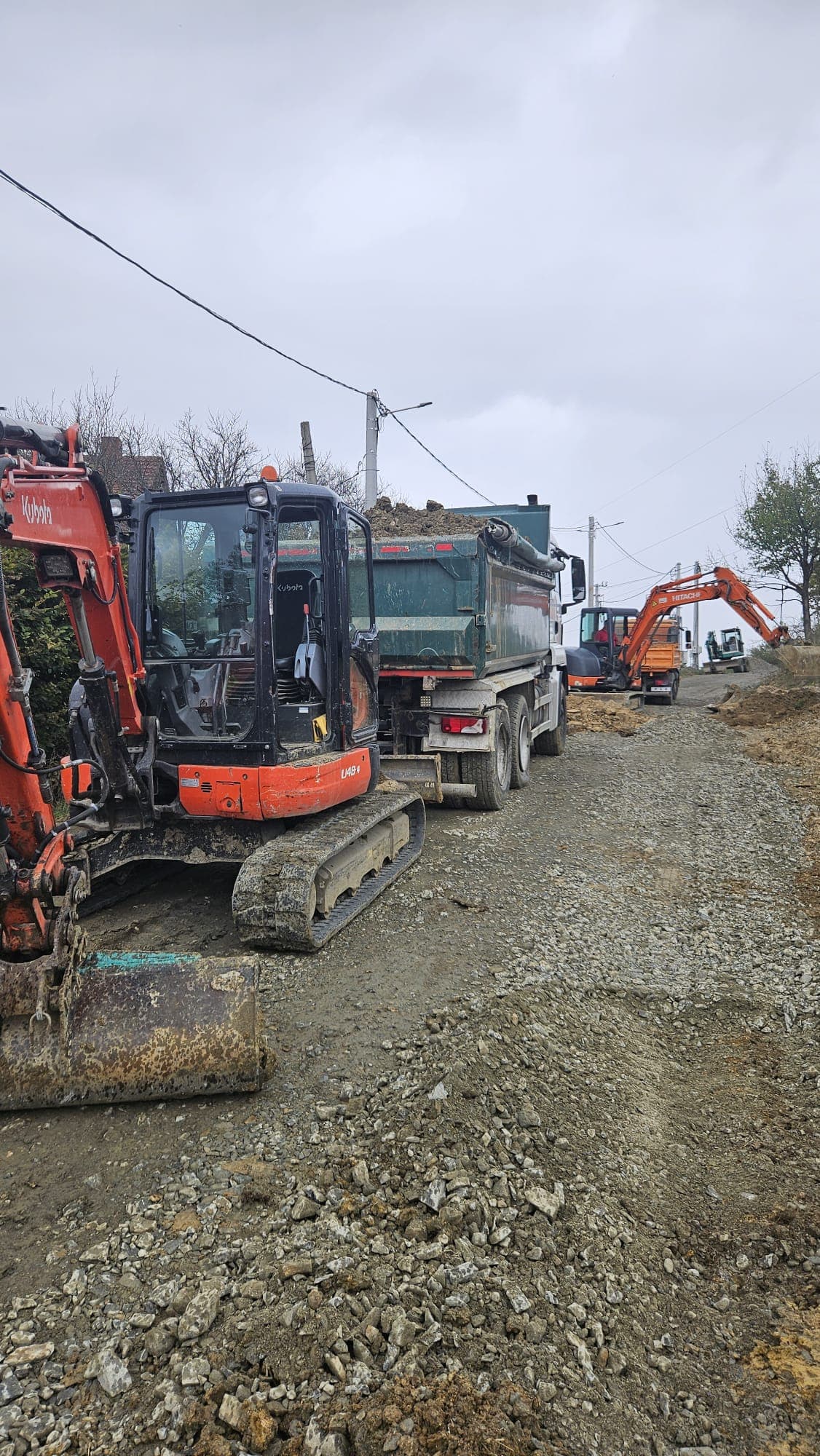 Utilaje HCN Construct pe un drum de pietriș din Sibiu