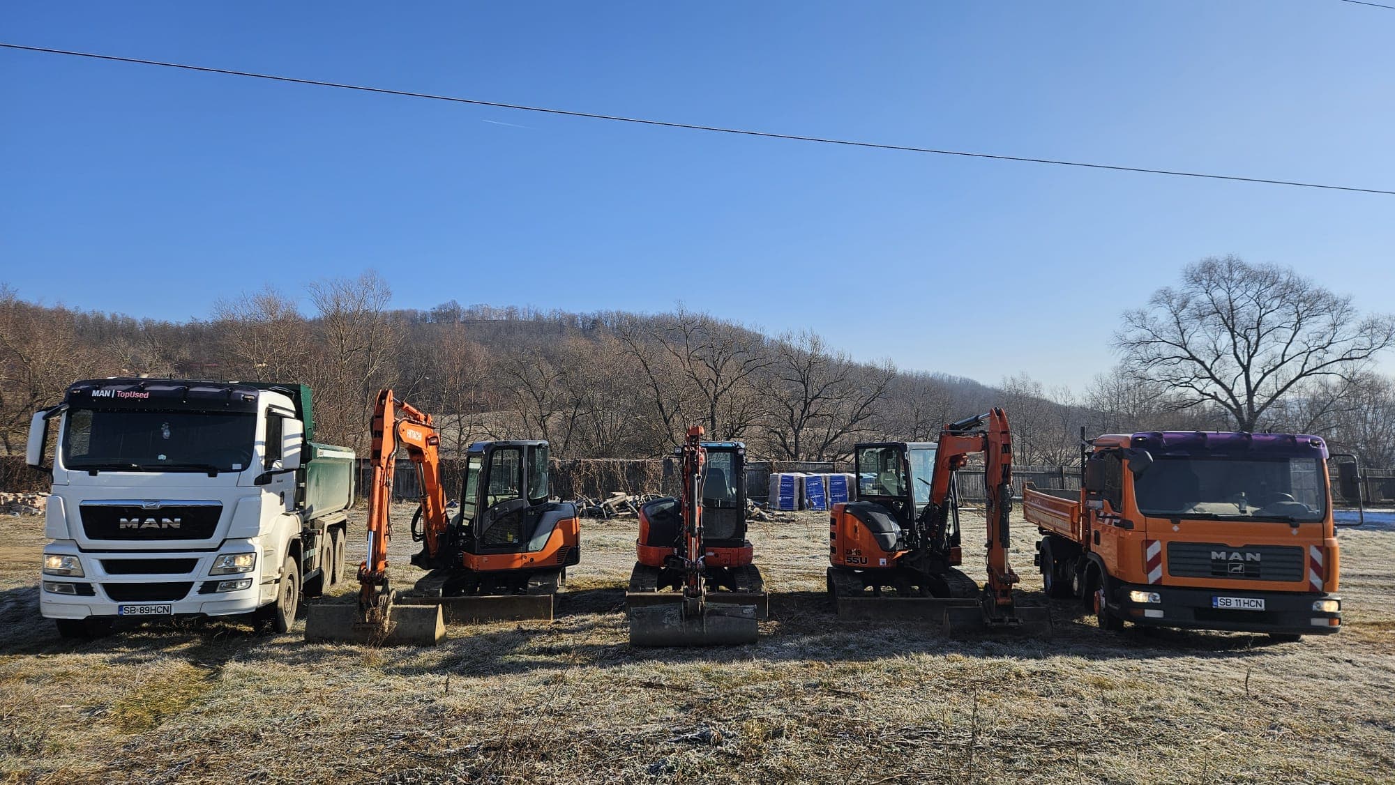 Flota HCN Construct de miniexcavatoare și autobasculante pe fond de deal
